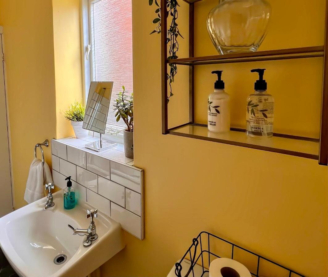 Charming Victorian Cottage Steps From Historic Chester - Free Parking Bagian luar foto